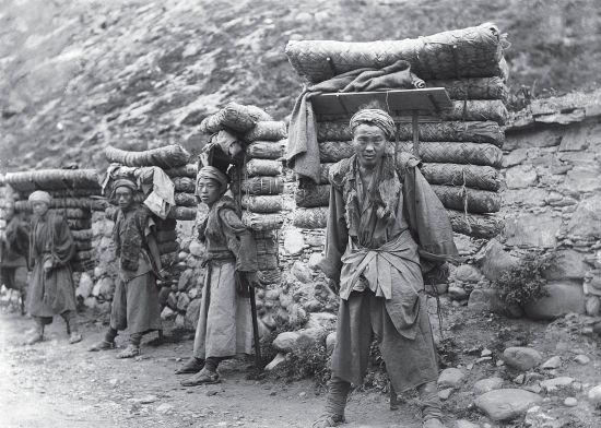 20世纪初，搬运茶叶的中国茶贩