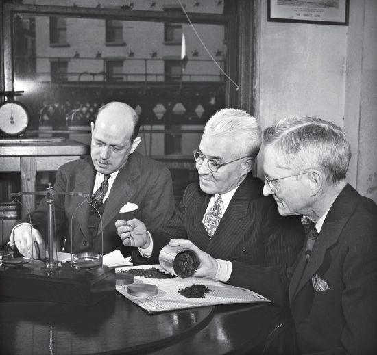 1943年3月，美国政府专家检查从英国运来的茶叶样品